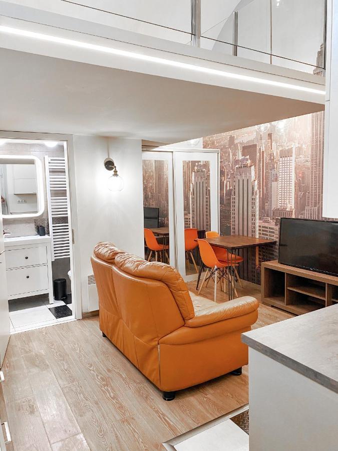 In The Middle Of Christmas Market Apartment